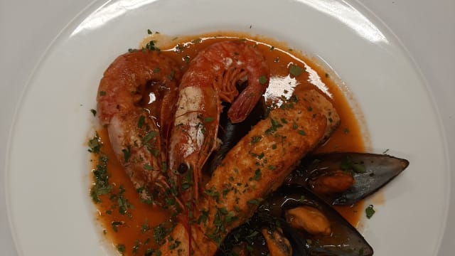 Suprema de Salmón al Horno con Suquet Marinero y Gambas