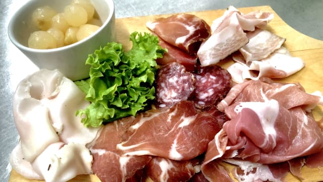 Tagliere di salumi ossolani con verdure all’agro