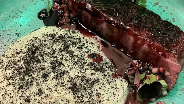 MAGRET DE CANARD LAQUÉ CARAMEL DE BISSAP, CRÈMEUX COCO DE PAIMPOL AU LAIT DE COCO, AJI BETTERAVE SCHIOGGA ORANGE SANGUINE MENTHE