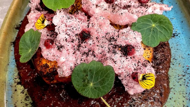  CÉLERI RAVE RÔTI, MOLE AU CACAO, POUDRE OIGNON BRÛLÉ, GEL SUMAC, TAPIOCA CRACKERS