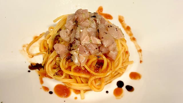 Tagliolini alla crema di peperoni arrostiti e pomodoro con ricciola marinata