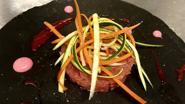 Tartara di tonno rosso con verdure e salsa alle fragole