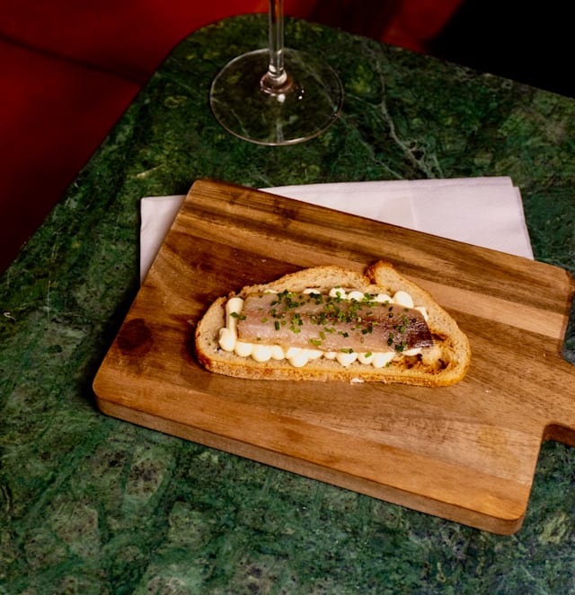 Tosta de mantequilla con sardina ahumada