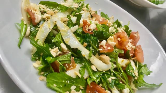 Seppie grigliate con rucola, pomodorino, mandorle tostate