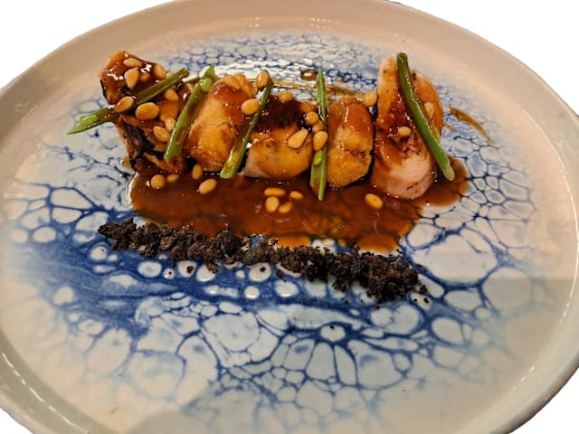 Rollè di coniglio ripieno di pomodori confit e pinoli