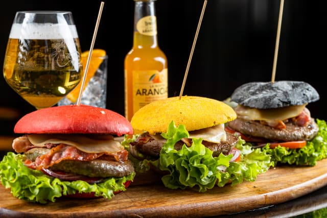 Hamburger di scottona italiana 220 gr Pane barbabietola, kurcuma, carbone
