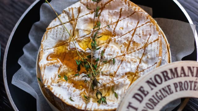 MELTING CAMEMBERT CHEESE TO SHARE 