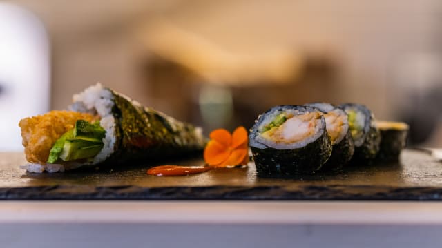 Temaki e Futomaki con gambero avocado e cetriolo 