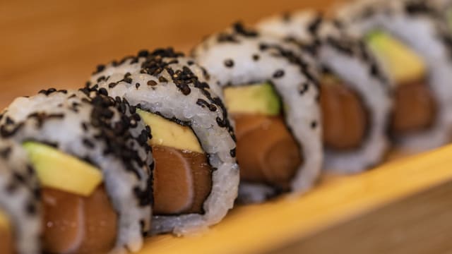 Salmon classic, con salmone e avocado, sesamo nero 