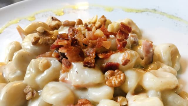 Gnocchi con pancetta croccante, noci e blu di pecora
