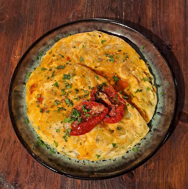 Tortilla de patatas fais minute, huile basilic, tomates séchées