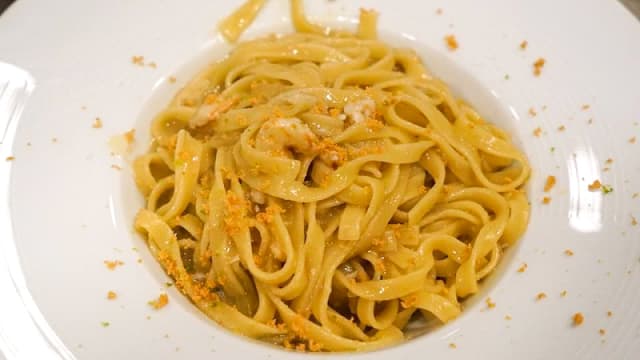 Tagliatelle con tonno fresco, bottarga e lime