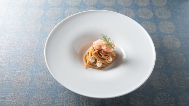 Spaghetti Felicetti al barbecue, tartare di gamberi, panna acida e cipolla bruciata