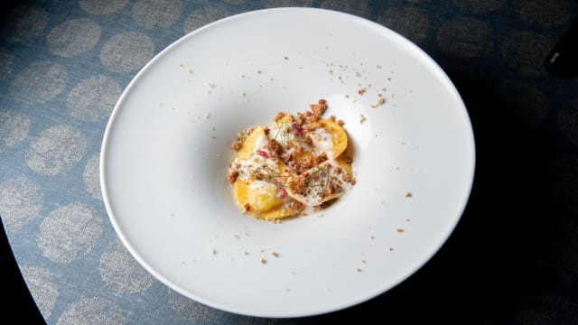 Raviolo plokkfisfur, baccalà, cipolla agro e pane di segale 