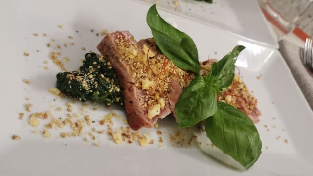 Tagliata di tonno con panura al sesamo e spinaci ripassati