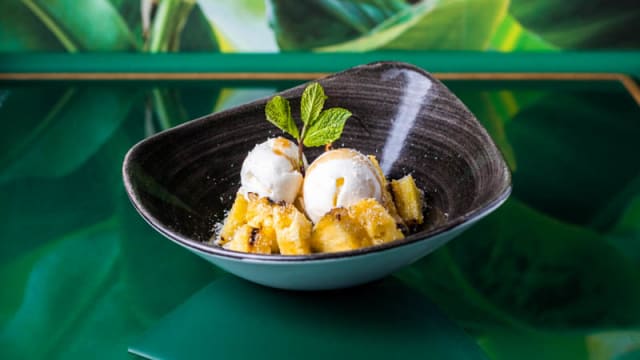 Piña a la brasa con helado de leche de coco