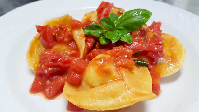 CAPPELLACCI AL POMODORO FRESCO E BASILICO