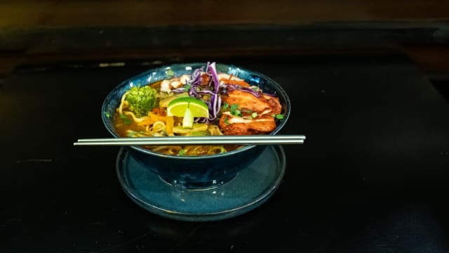 Himalayan soup noodles with vegetables and chicken 