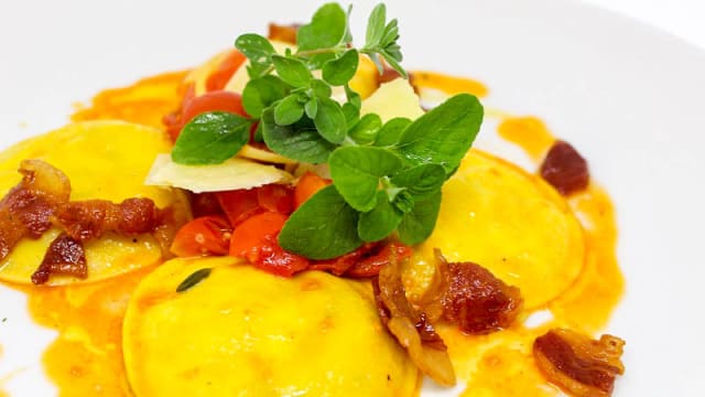 Panciotti ripieni di asparago dolce in salsa di pachino, erba pepe, guanciale e scaglie di pecorino romano.