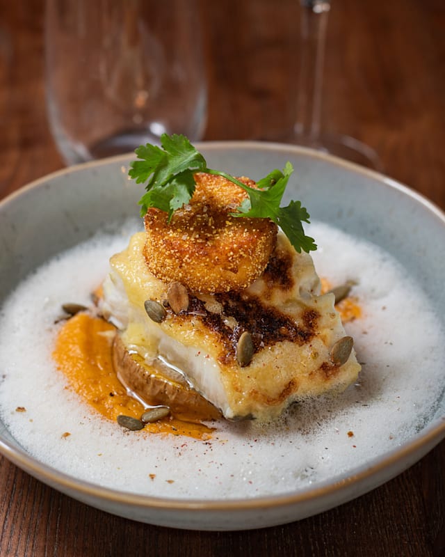 Pavé de cabillaud gratiné à l’aïoli, écume légère à l’ail, Butternut en texture et polenta