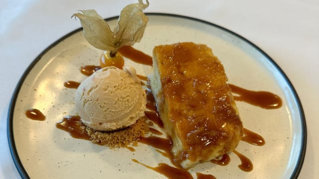 Torrija caramelizada con toffe al ron y helado de mantequilla tostada