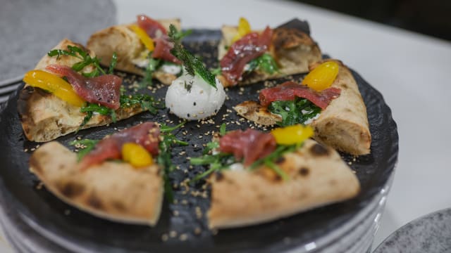 Pizza gourmet con tonno 