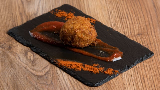 Croquetón de jamón ibérico con confitura de tomate especiada