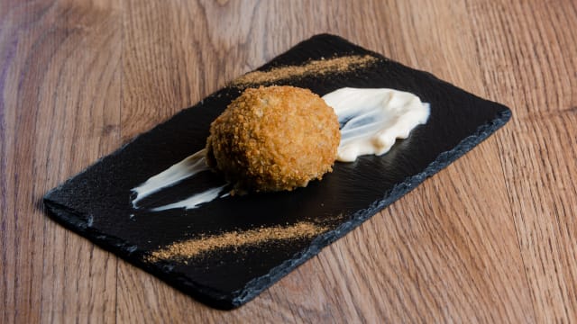 Croquetón de boletus y trufa negra con mayonesa de lima