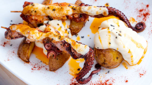 Brochetas de pulpo gratinadas al horno con ali oli