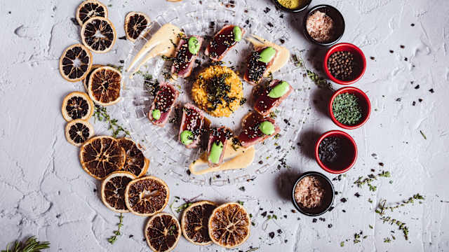 Tataki de atún rojo con arroz jazmín especiado y pasas acompañado de cremoso de wasabi