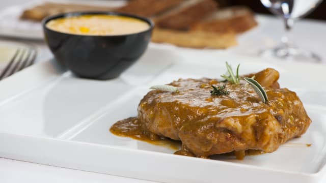 Ossobuco di vitello in gremolata e riso carnaroli mantecato agli stimmi di zafferano