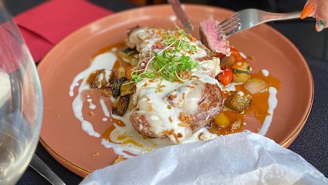 Bife com Molho de Queijo da Serra