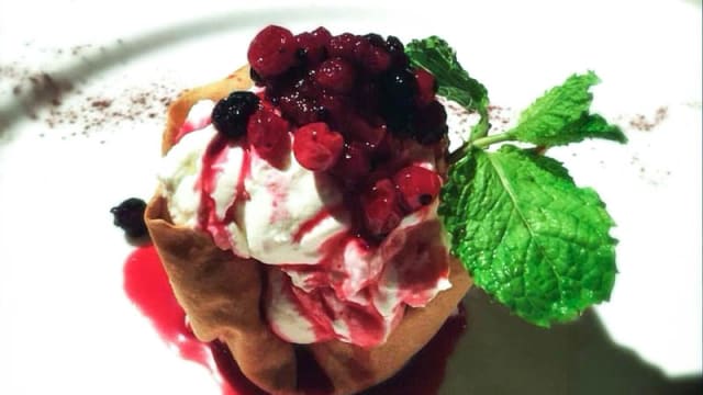 Cestino di Pastafillo con Chantilly di Mascarpone e Frutti di Bosco