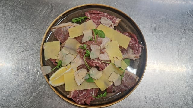 Carpaccio di black Angus scaglie di monte veronese e tartufo