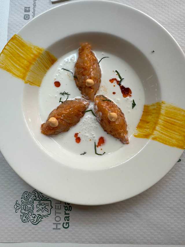 Tartar de gamba, sopa de coco y cítricos.