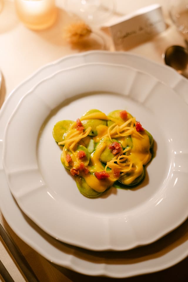 Bottone di pasta fresca ripieno di anatra e i suoi fegatini “Bottega delle Carni” , mantecato in burro alle foglie di fico, con fichi lattofermentati, crema di zucca e zucca marinata