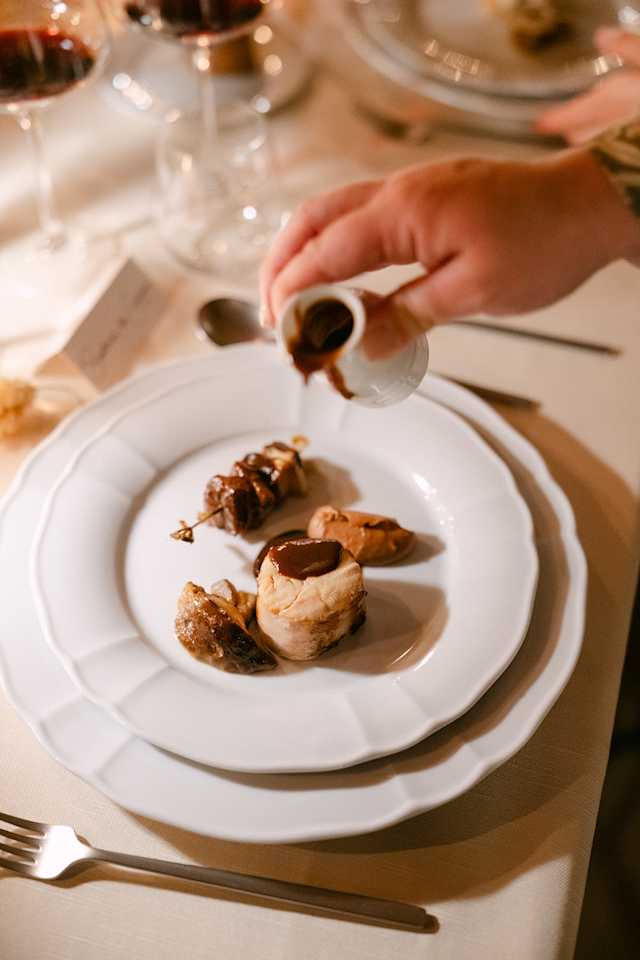 Faraona petto ripieni di mouselline di galletto e porcini, cremoso di marroni, porcino arrosto, spiedino di coscia di faraona Cbt e porcini arrosto, fondo di fegatini e porcini secchi