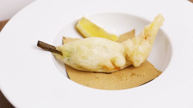Fiore di zucca ripieno di ricotta e salmone