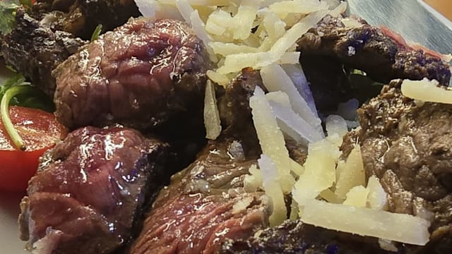 Tagliata di Angus con rucola,pachino e scaglie di grana