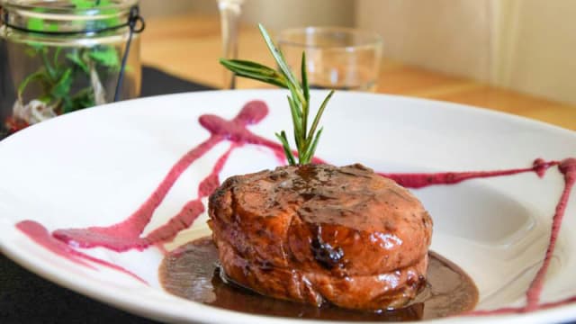 Filetto di manzo fasciato al crudo di parma con riduzione al porto