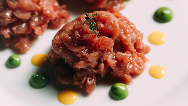 BATTUTA DI FASSONA "DELLA GRANDA". PESTO DI RUCOLA EUOVA DI QUAGLIA 
