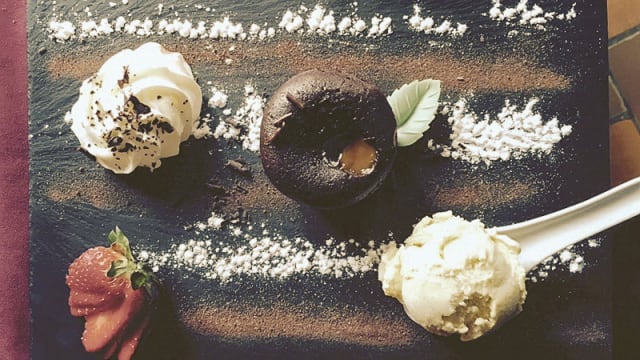 Fondant au chocolat cœur coulant caramel beurre salé avec sa glace vanille madagascar
