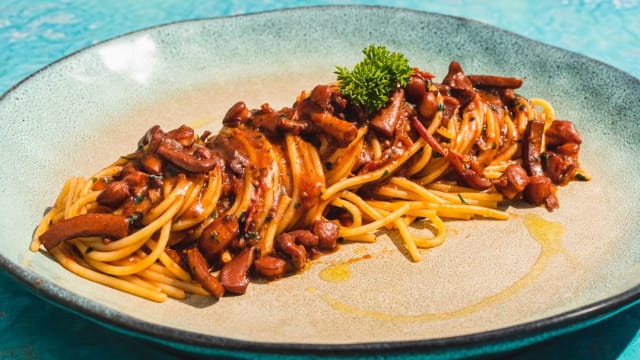 Spaghettone con totani e pomodorini