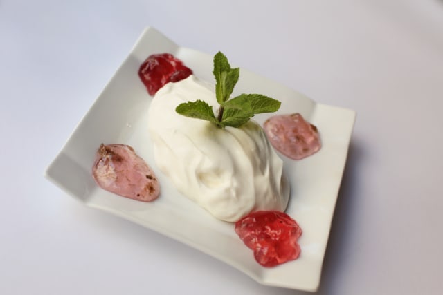 Yahourt grec aux confits de roses et de violettes