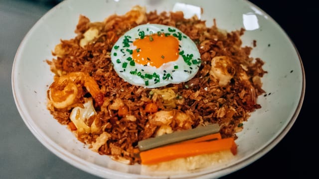 Nasi Goreng Gambas - Arroz Frito Indonésio Misturado com Vegetais, Ovo e Gambas