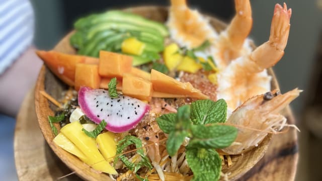 Chou chinois carotte Rapée pousse de soja edamame papaye graines de sésame. Oignons frits tofu Avocat crevettes, fait maison, mangue, menthe, betteraves cuit  perles Yuzu perle passion , joue de citron sauce sucrée salée, fait maison, graines de sésame 