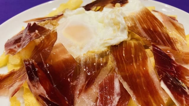 huevos rotos con jamón de bellota
