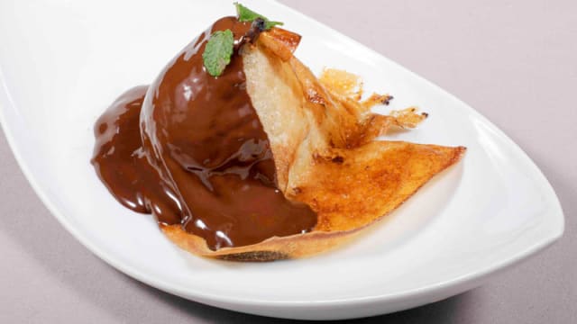 Poire pochée en habit croustillant et chocolat chaud 