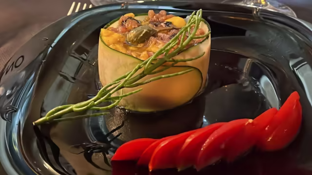 Tartare di tonno, mango, cucunci olio di cenere vegetale e salicornia