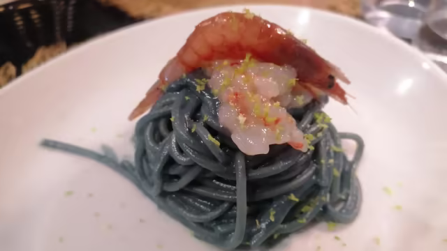 Spaghetti con cavolo rosso e gamberi rossi di Mazara marinati